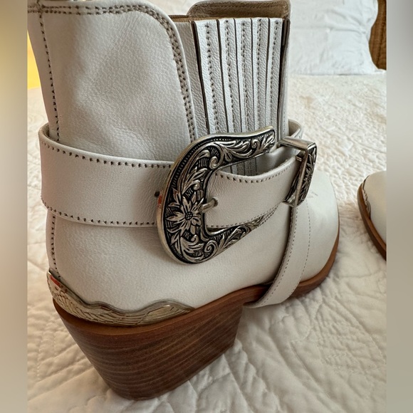 Western ankle leather boot. Detachable metal buckle harness. - Picture 7 of 15